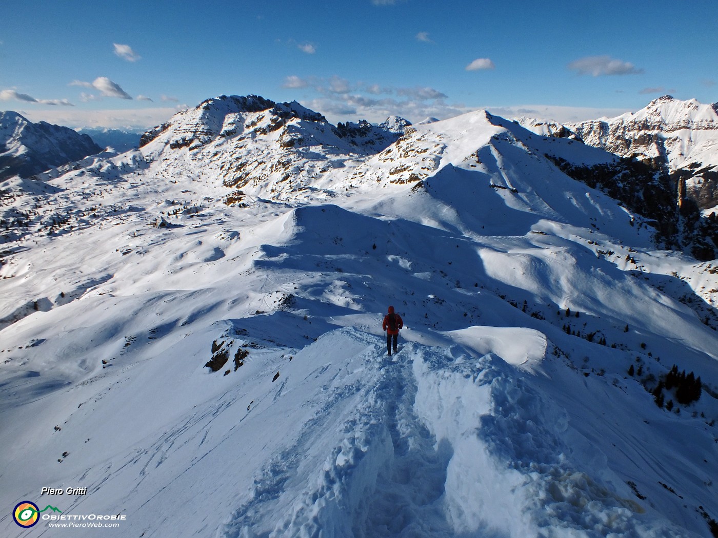 78 Traccia ben scavata sulla neve di cresta.JPG